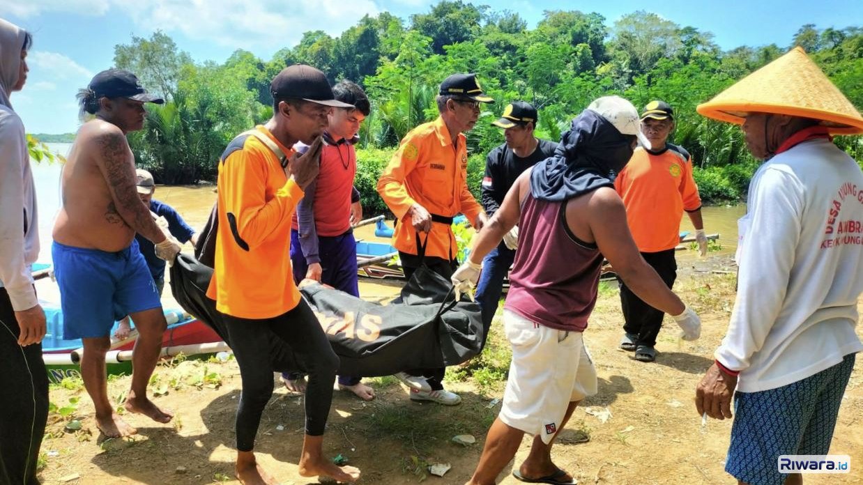 SAR gabungan dibantu masyarakat nelayan mengevakuasi jasad Sungkowo (50) nelayan yang jatuh dari perahu di selatan Nusakambangan.